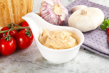 Yellow cream grill sauce for burger