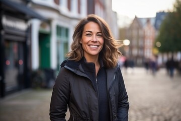 Obraz premium Portrait of a beautiful woman smiling at the camera in an urban setting