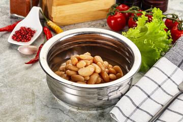 White canned beans in the bowl