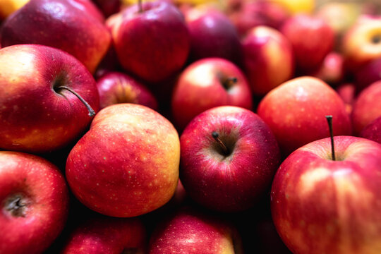 Close-up of organic apples on the shelves of a supermarket