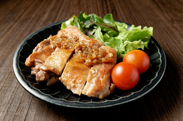 チキンステーキオニオンソースがけ