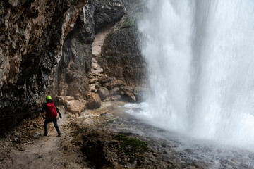 Hinter den Fanes Wasserfällen in den Dolomiten , wo ein leichter Klettersteig hinter dem Wasserfall entlang führt