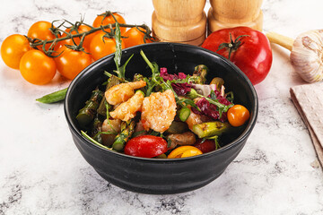Gourmet salad with prawn and asparagus