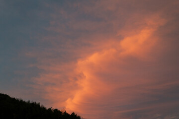 夕焼けに染まった雲