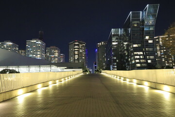 「横浜みなとみらい」の高層ビル群の夜景