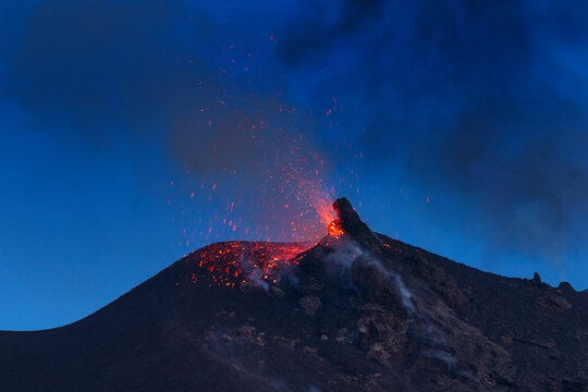 Stromboli, Vulkan, Aeolische Inseln, Sizilien, Italien, Ausbruch, Alarmstufe Orange, Sciara del Fuoco, 27.05.2024 