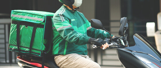 green shirt rider Ready for fast food delivery with online applications