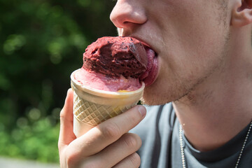osoba jedząca kolorowe lody w waflu w słoneczny dzień © siwyk