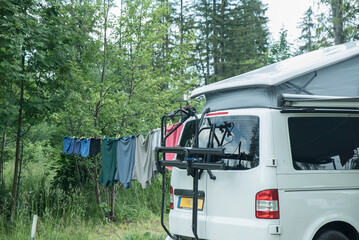 campery w trakcie podróży na campingu w górach © siwyk