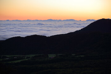 Fototapeta premium 夜明けの朝に広がる広大は雲海