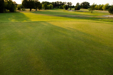 Obraz premium Golf course in green field