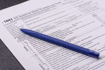 Obraz premium Fill out US tax form 1041 for verification and refund