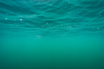 Obraz premium Underwater photo photo texture, clear blue water at the Rummu quarry.