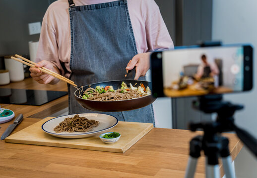 The chef is broadcasting live from workshop how to prepare a buckwheat pasta with lentils