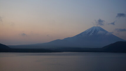 本栖湖の朝焼け
