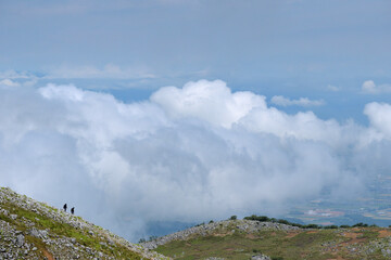 Fototapeta premium 斜面を下る登山者、雲海が広がる