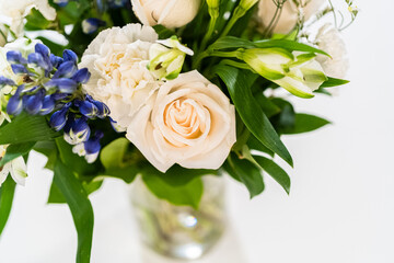 Elegant White Rose Bouquet Adorns a Beautiful Vase
