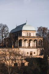 Obraz premium Historisches Gebäude im Winterlicht in Prag