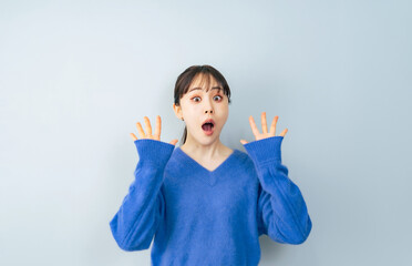 驚いた表情の女性
