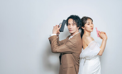 拳銃を持つ男女　ブライダルフォト　前撮り