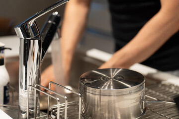 食器を洗う男性