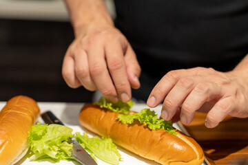 キッチンで料理をする男性