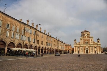 carpi, italien - dom und arkaden an der piazza dei martiri