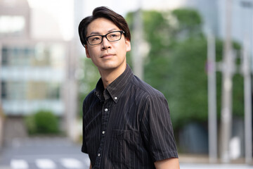 半袖シャツを着たビジネスマン