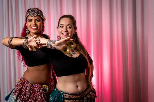 Muejres profesionales de la Danza Tribal posando juntas en un retrato