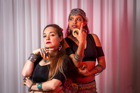Muejres profesionales de la Danza Tribal posando juntas en un retrato art&iacute;stico