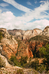 Atemberaubende Berglandschaft im Zion-Nationalpark unter blauem Himmel