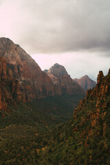 Fototapeta premium Atemberaubendes Bergpanorama im Zion-Nationalpark unter bewölktem Himmel