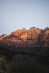 Blick auf sonnenbeleuchtete Klippe im Zion-Nationalpark bei Dämmerung
