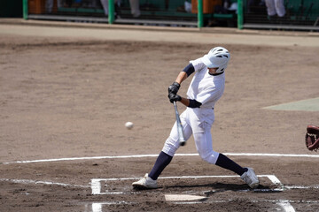 Obraz premium ボールを捉える左打者（高校野球）