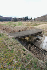 田舎に流れる小川と橋