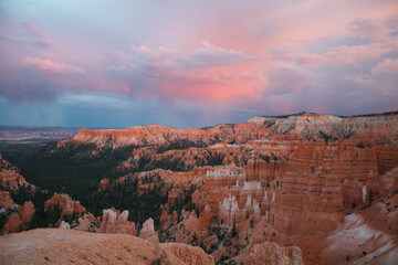 Farbenprächtiger Sonnenuntergang über den Felsformationen des Bryce Canyon Nationalparks