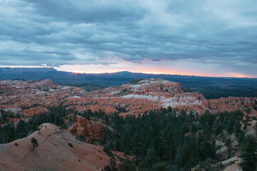 Sonnenaufgang über den majestätischen Felsformationen des Bryce Canyon Nationalparks