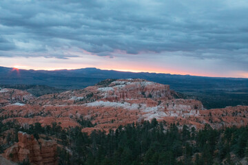 Sonnenaufgang über den majestätischen Felsformationen des Bryce Canyon Nationalparks