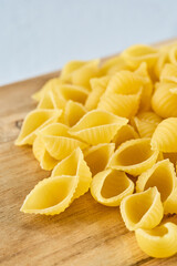 木製ボードの上に乗せられた乾燥パスタ