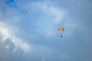 Parapente amarillo volando