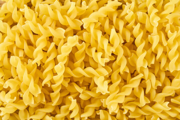 木製ボードの上に乗せられた乾燥パスタ