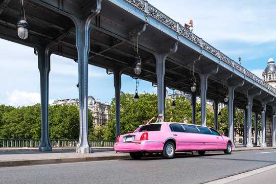 un mariage en limousine sur le pont Bir Hakeim &agrave; Paris