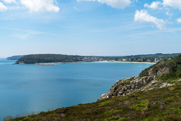 Vue sur les eaux turquoises de la mer d'Iroise dans la baie de Douarnenez, un joyau naturel sur la presqu'île de Crozon.