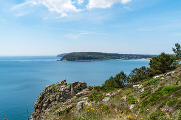 Les eaux turquoises de la mer d'Iroise illuminent la baie de Douarnenez, offrant un spectacle &eacute;poustouflant sur la presqu'&icirc;le de Crozon.