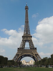 Fototapeta premium Eiffel Tower at Champ de Mars - Palais de Chaillot in the background