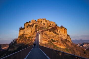 El famoso Civita di Bagnoregio en una puesta de sol, provincia de Viterbo, Lacio, Italia. Ciudad medieval en la montaña, Civita di Bagnoregio, popular parada turística en la Toscana, Italia.