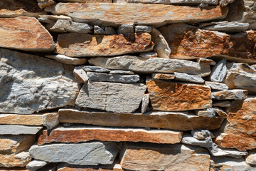 Parede de pedras texturizada com um aglomerado de pedras formando um muro
