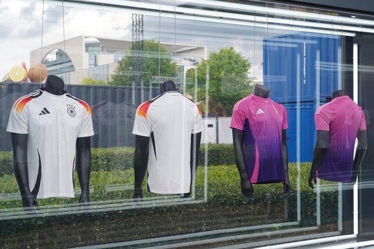 Die Trikots der deutschen Fu&szlig;ballnationalmannschaft von Adidas auf der Uefa Euro 2024 Fanzone am Reichstag in Berlin am 30.06.2024