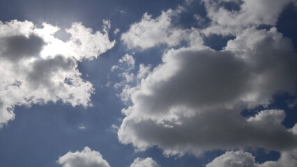 ciel bleu et nuages en été