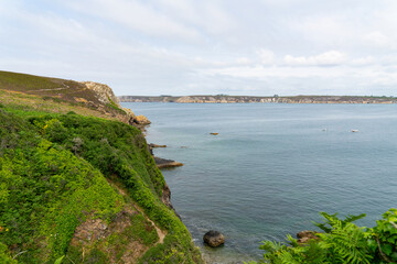 Fototapeta premium La mer d'Iroise aux eaux turquoises s'étend au pied des falaises imposantes de la presqu'île de Crozon en Bretagne, offrant un spectacle naturel époustouflant. 